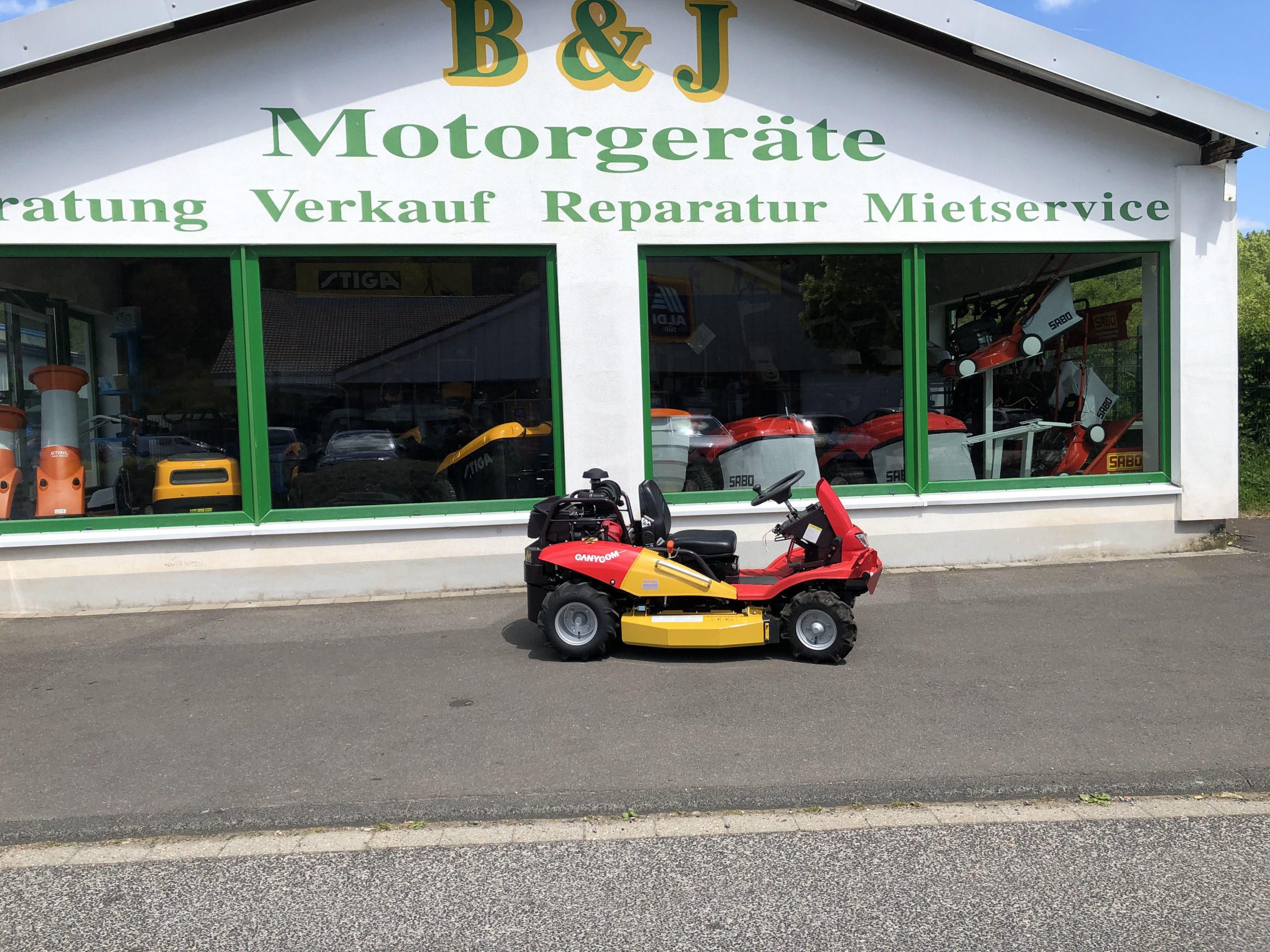 Aufsitzermäher bei B&J Motorgeräte in Jünkerath